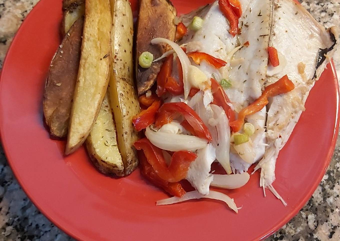 Róbalo con papas y batatas al horno