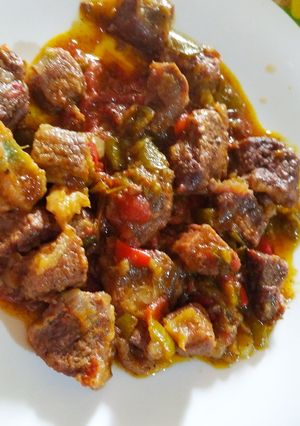 Une photo de Carrés de boeuf aux piments et poivrons à la mijoteuse