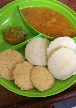 A picture of Mix veg Rava idli with sambhar and chutney.