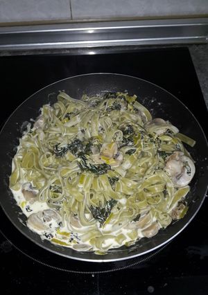 Foto principal de Pasta verde con espinacas y champiñón