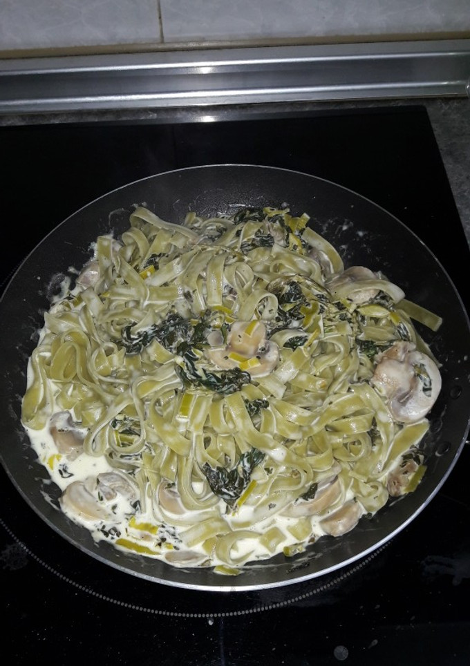 Una foto de Pasta verde con espinacas y champiñón