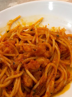 Una foto de Espaguetis con gambas