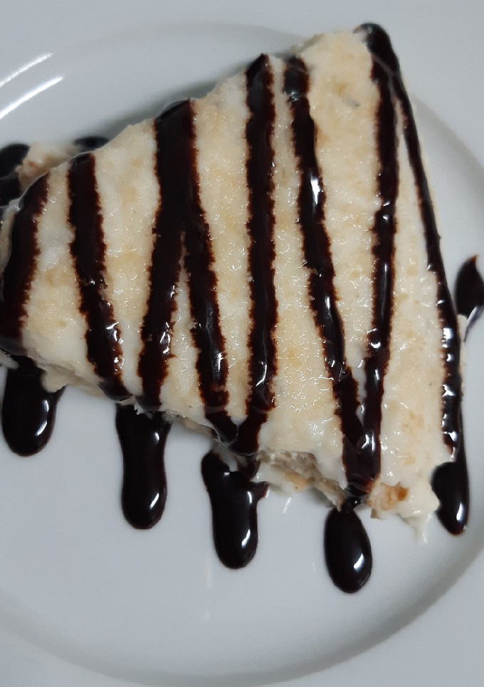 Una foto de Marquesa de coco con topping de chocolate 🥥🍫