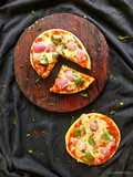 প্যানে তৈরি ভেজ পিজ্জা, পিজ্জা সস্ সহকারে (Pan baked Veg Pizza with homemade Pizza Sauce recipe)