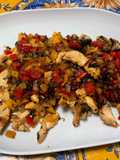 Émincé de poulet mariné au chutney, oignon et poivrons bicolores