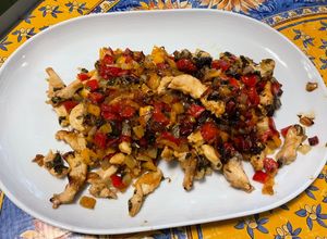 Une photo de Émincé de poulet mariné au chutney, oignon et poivrons bicolores