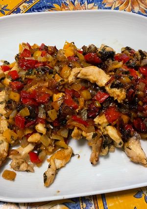 Une photo de Émincé de poulet mariné au chutney, oignon et poivrons bicolores
