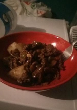 A picture of Minced beef with potatoes and red wine reduction.
