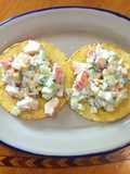 Tostadas de surimi, pepino, elote y cebolla