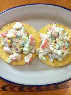 Una foto de Tostadas de surimi, pepino, elote y cebolla