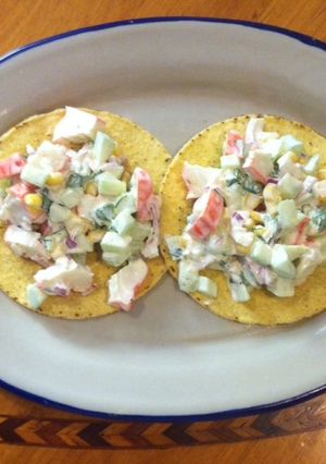Una foto de Tostadas de surimi, pepino, elote y cebolla