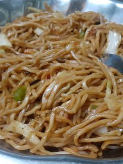 चाऊमीन(Chowmein recipe in hindi) रेसिपी मुख्य फोटो