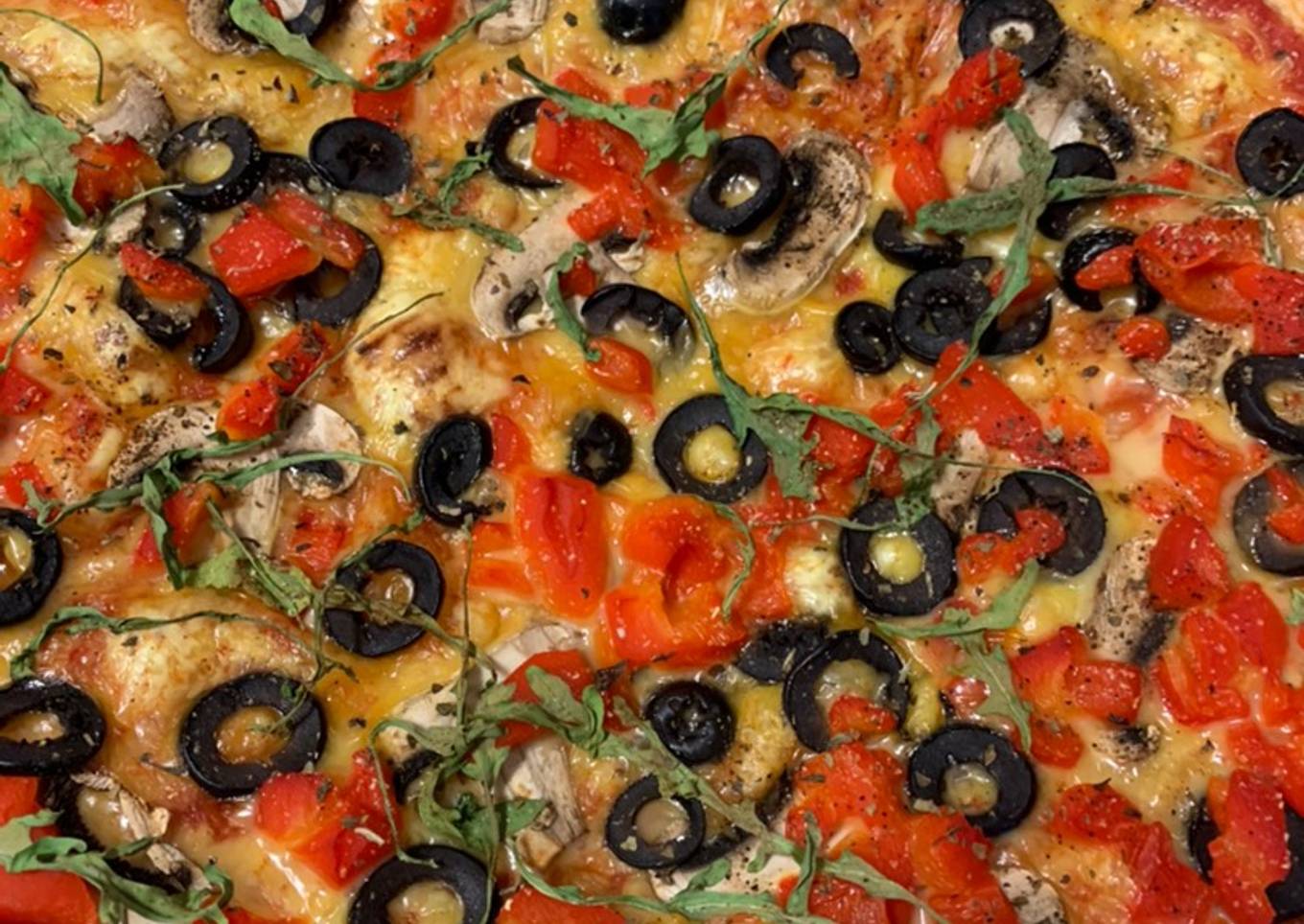 Pizza de champiñones y aceitunas