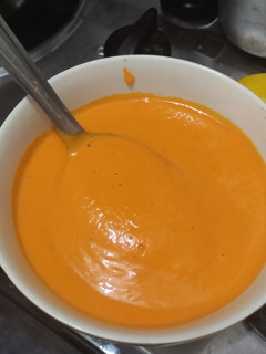 Una foto de Salsa🍝de pimiento tatemado y zanahoria🌶️🥕🥯