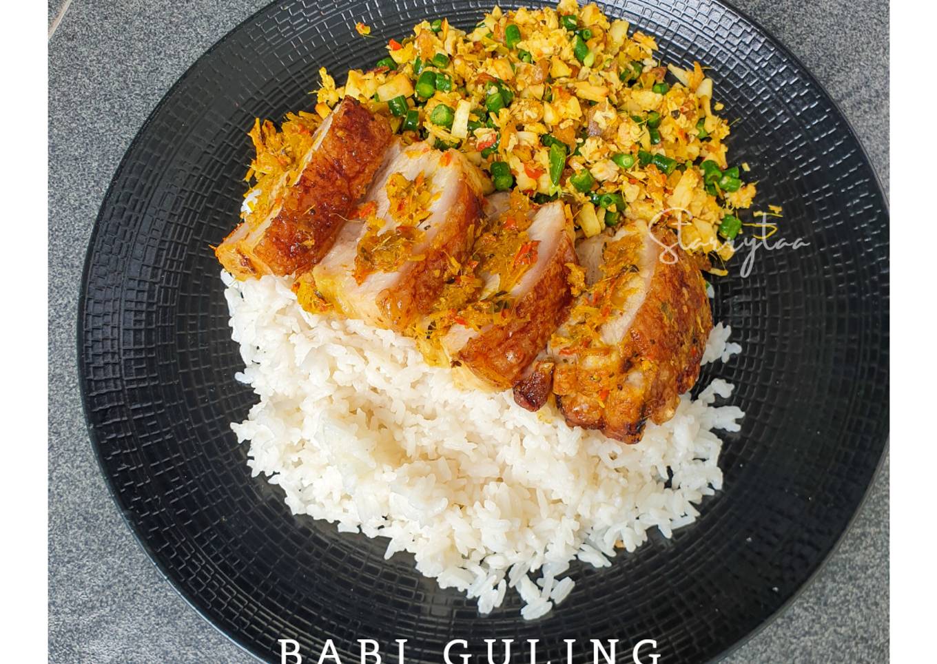 Babi Guling dengan Lawar