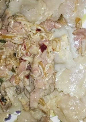 Una foto de Ravioles con crema y Champignon