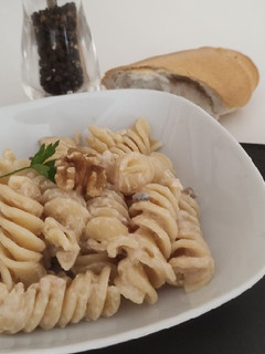 Una foto de Fusilloni con gorgonzola, nueces y pera