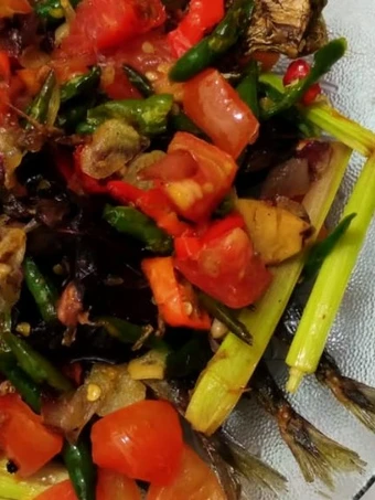 Langkah Mudah untuk Membikin Resep  Pindang Tumis (Ikan Cuek) yang Enak, Enak Banget