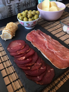 Una foto de Tabla de embutidos y queso de piña