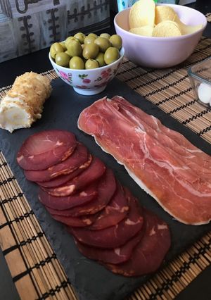 Foto principal de Tabla de embutidos y queso de piña