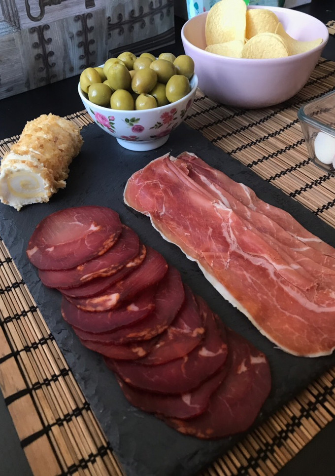 Una foto de Tabla de embutidos y queso de piña