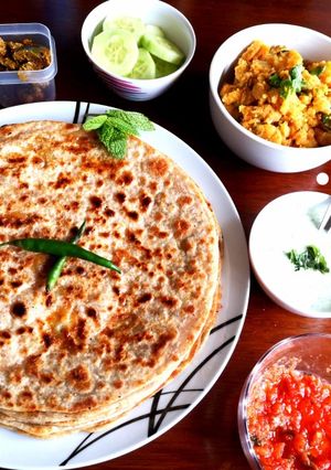 A picture of Aalo bharay parathay.