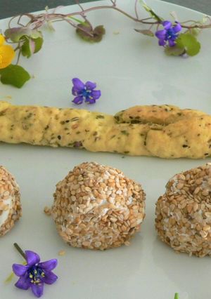 Une photo de Boulettes de fromage blenc,gressin rustique à la fleur d'hysope