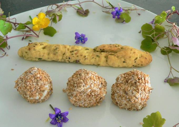 Boulettes de fromage blenc,gressin rustique à la fleur d'hysope