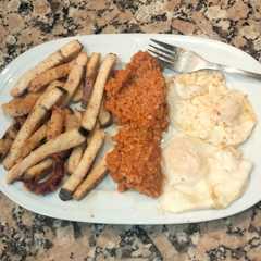 Una foto de Pez espada al limón con arroz rojo y huevos
