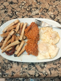 Una foto de Pez espada al limón con arroz rojo y huevos
