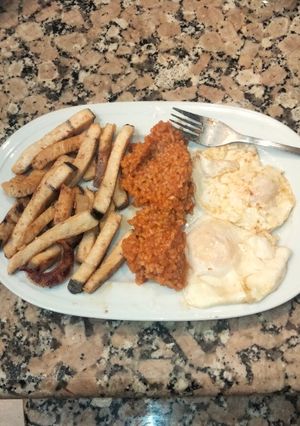 Una foto de Pez espada al limón con arroz rojo y huevos