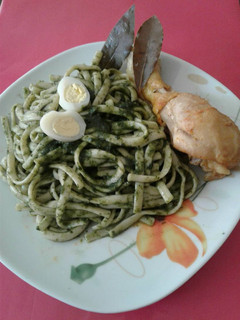Una foto de Tallarines en salsa verde