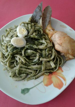 Una foto de Tallarines en salsa verde