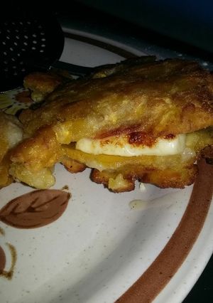 Una foto de Patacón relleno súper costeño