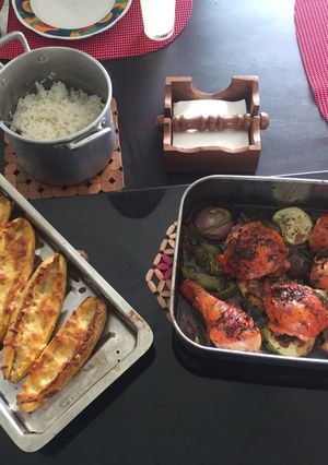 Una foto de Pollo con vegetales al Horno y Plátanos gratinados con queso