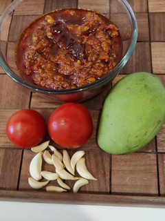 टमाटर कच्चे आम का अचार (tamatar kachhe aam ka achar recipe in Hindi) रेसिपी मुख्य फोटो