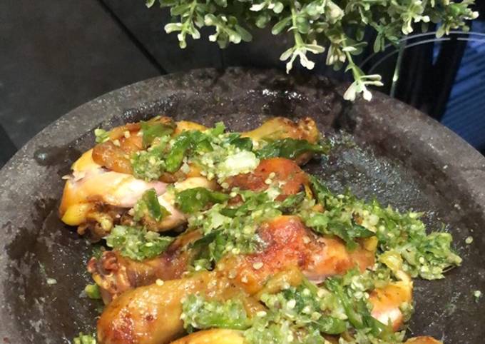 Resep Ayam Penyet Cabe Ijo Oleh Dieta Larasaty - Cookpad