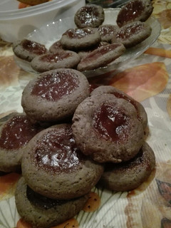 Una foto de Pepas de chocolate con dulce de membrillo 😍😋