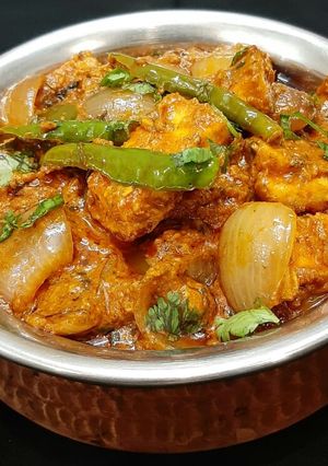 रेस्टोरेन्ट स्टाइल कड़ाई पनीर(restaurant style kadai paneer recipe in hindi) रेसिपी मुख्य फोटो