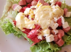 Una foto de Ensalada con salchichas