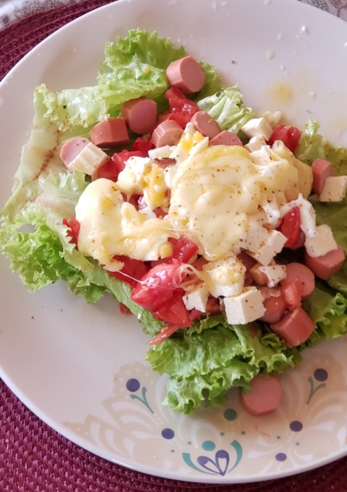 Una foto de Ensalada con salchichas