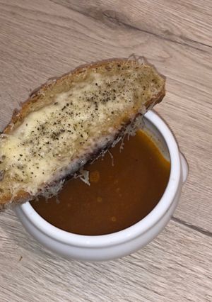 Una foto de Sopa de cabezas de gambas y tostada de queso