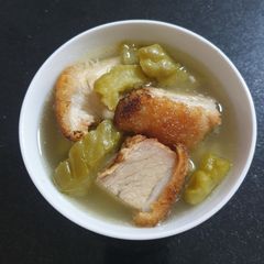 A picture of Bittermelon soup with roasted pork.