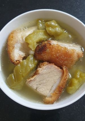 A picture of Bittermelon soup with roasted pork.