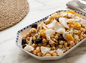 Una foto de Ensalada de garbanzos, bacalao y cítricos