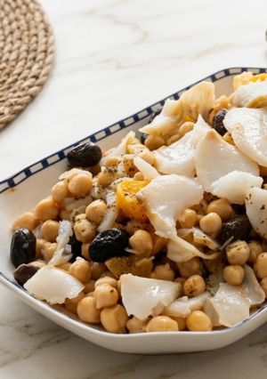 Una foto de Ensalada de garbanzos, bacalao y cítricos