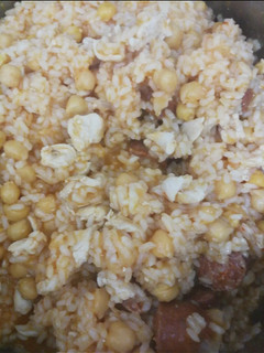 Una foto de Arroz con pollo, garbanzos y chorizos
