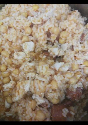 Una foto de Arroz con pollo, garbanzos y chorizos