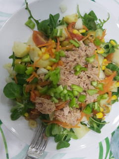 Una foto de Ensalada con patatas😋🥗