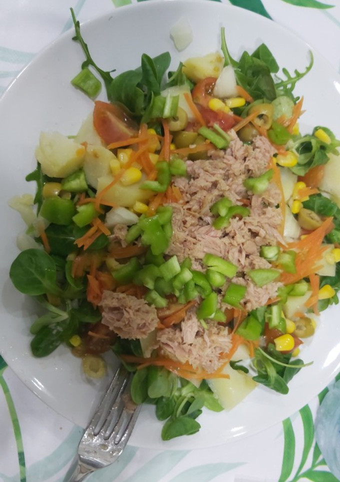 Una foto de Ensalada con patatas😋🥗